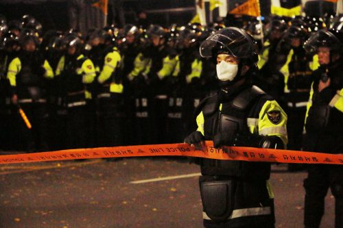 “이름 표를 붙여 네 가슴에~”