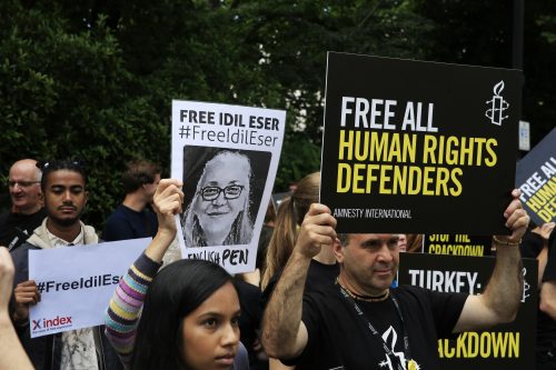 터키: 수감된 인권옹호자 석방해야