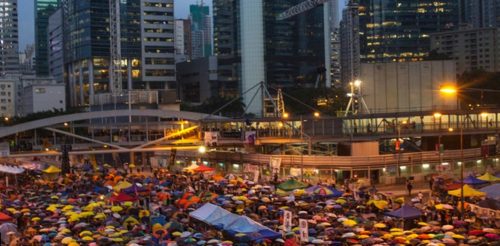 홍콩: 시위대 수백 명 ‘충격적’ 기소, 공격받는 표현의 자유