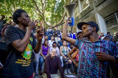 남아프리카공화국: 케이프타운의 학생 시위대 상대로 경찰력 사용 멈춰야