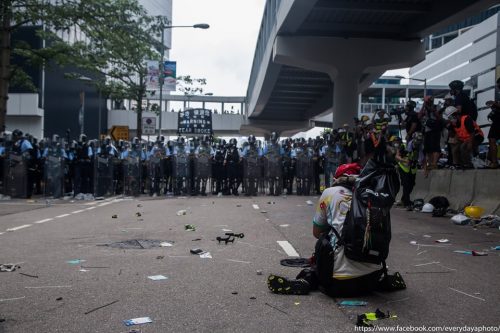 홍콩: 평화적 시위 향한 경찰의 과도한 물리력 사용 중단해야