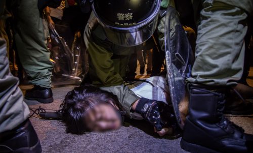 홍콩 당국은 시위대에 실탄 발포한 경찰력에 대해 조사해야 한다