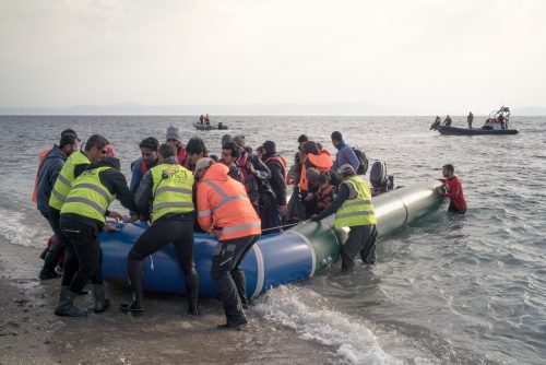 그리스 정부, 난민을 위험에 빠트리는 “수상 벽” 설치 계획
