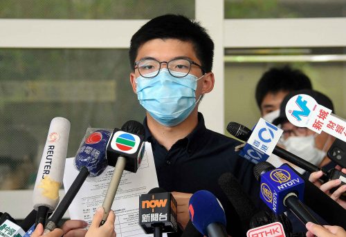 조슈아 웡이 시위에서 ‘마스크를 썼다’는 이유로 체포됐다