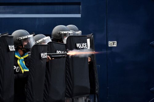 태국 시위에 참여한 청소년이 실탄에 맞아 혼수 상태에 빠졌다