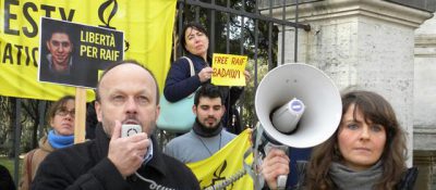 사우디아라비아 : 라이프 바다위 채찍질형, 건강상의 이유로 잇달아 연기