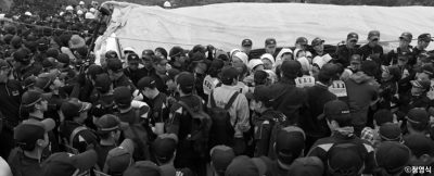 한국:고령의 밀양 주민들이 경찰 진압과정에서 부상을 당하다