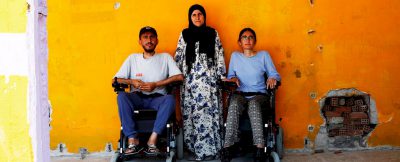 휠체어를 타고 시리아 국경을 넘은 기적 같은 난민 이야기