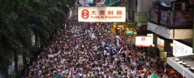 홍콩: 시위대 대거 체포, 평화적 시위