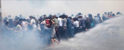 터키: 최루탄의 공포에 휩싸인 시위대